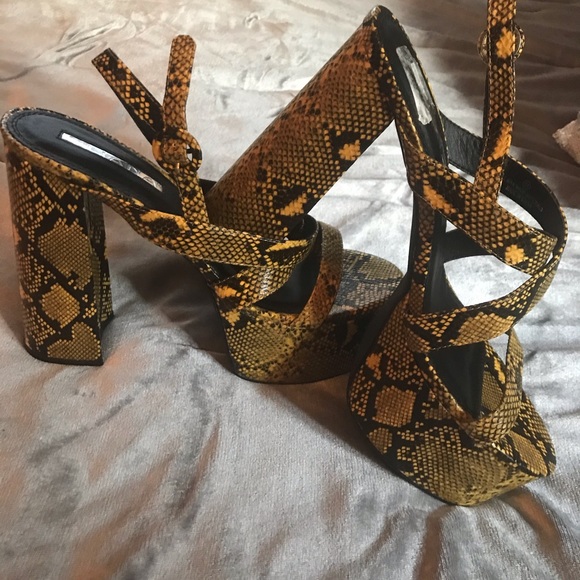 Snake Skin chunky strappy platform heels 🐍💛🖤 - Picture 3 of 4